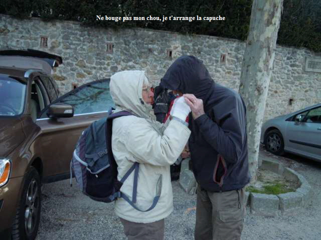 Ne bouge pas mon chou, je t'arrange la capuche