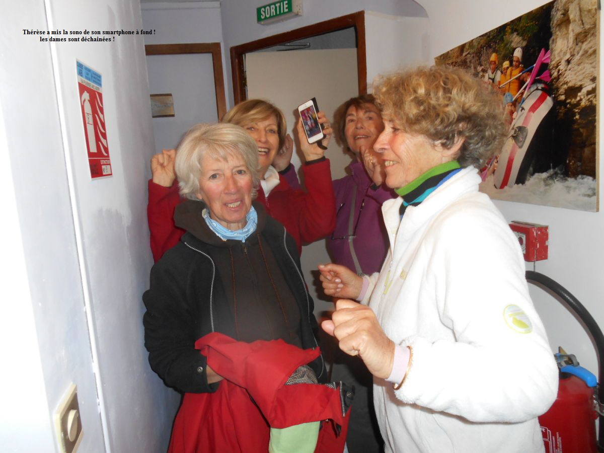 Thrse a mis la sono de son smartphone  fond !
les dames sont dchaines !