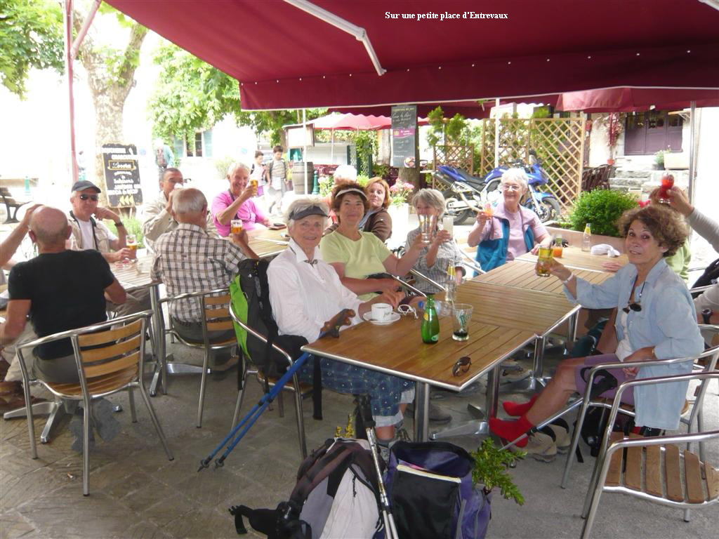 Sur une petite place d'Entrevaux
