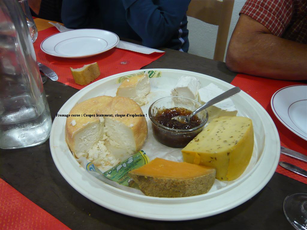 Fromage corse : Coupez lentement,  risque d'explosion !