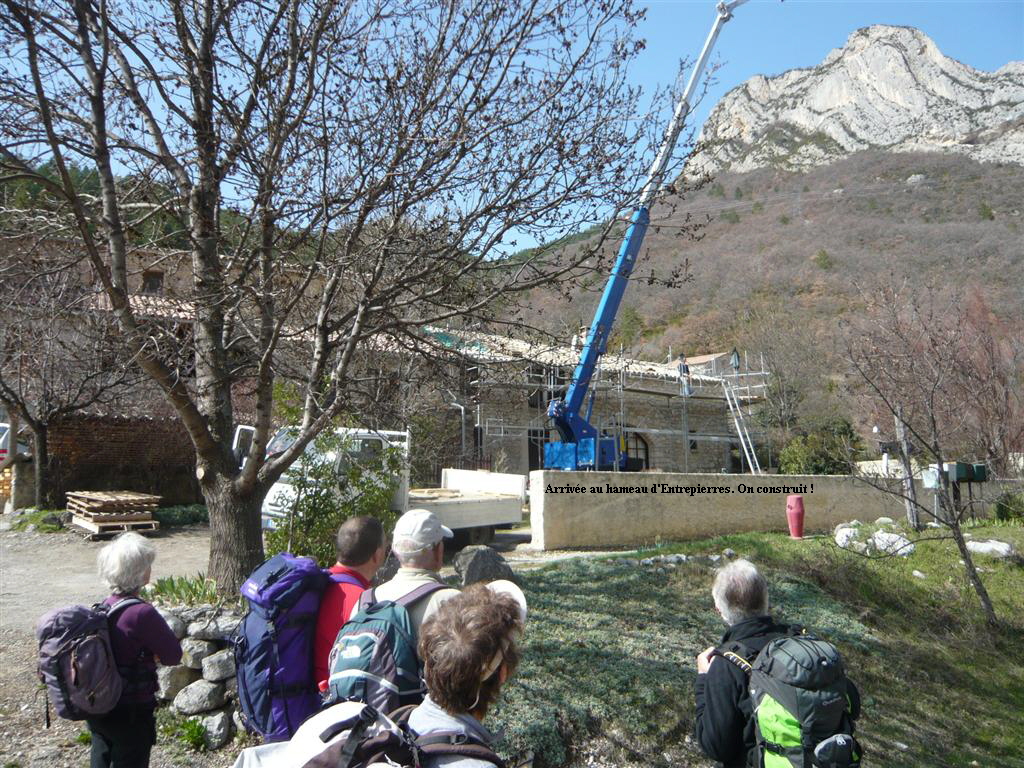 Arrive au hameau d'Entrepierres. On construit !