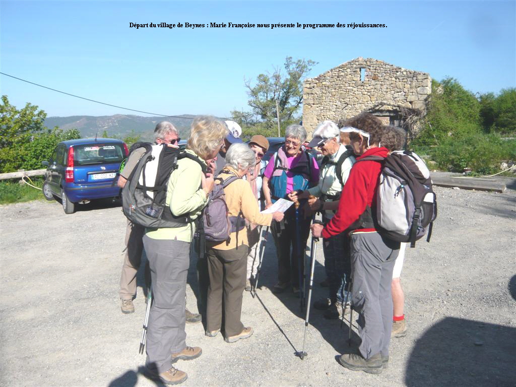 Dpart du village de Beynes : Marie Franoise nous prsente le programme des rjouissances.