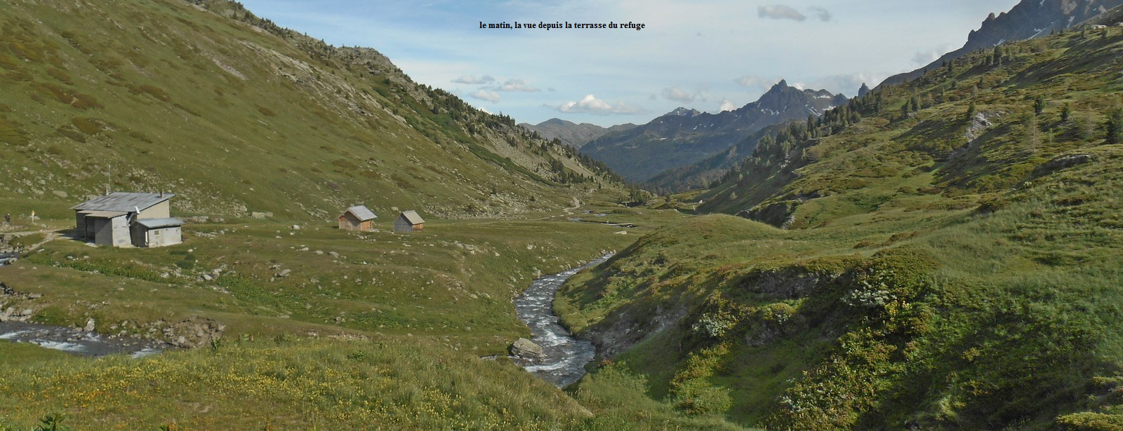 le matin, la vue depuis la terrasse du refuge