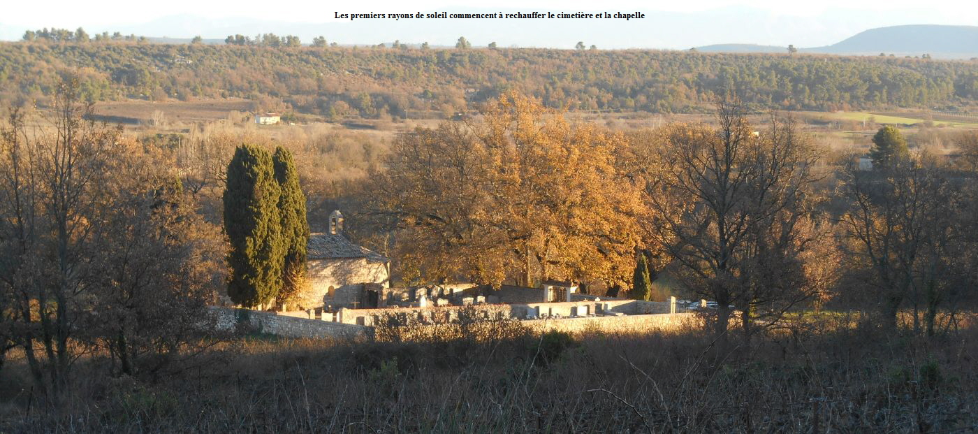 Les premiers rayons de soleil commencent  rechauffer le cimetire et la chapelle