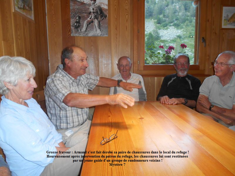 Grosse frayeur : Armand s'est fait drob sa paire de chaussures dans le local du refuge !
Heureusement aprs intervention du patron du refuge, les chaussures lui sont restitues
 par un jeune guide d'un groupe de randonneurs voisins !
Mystre ?