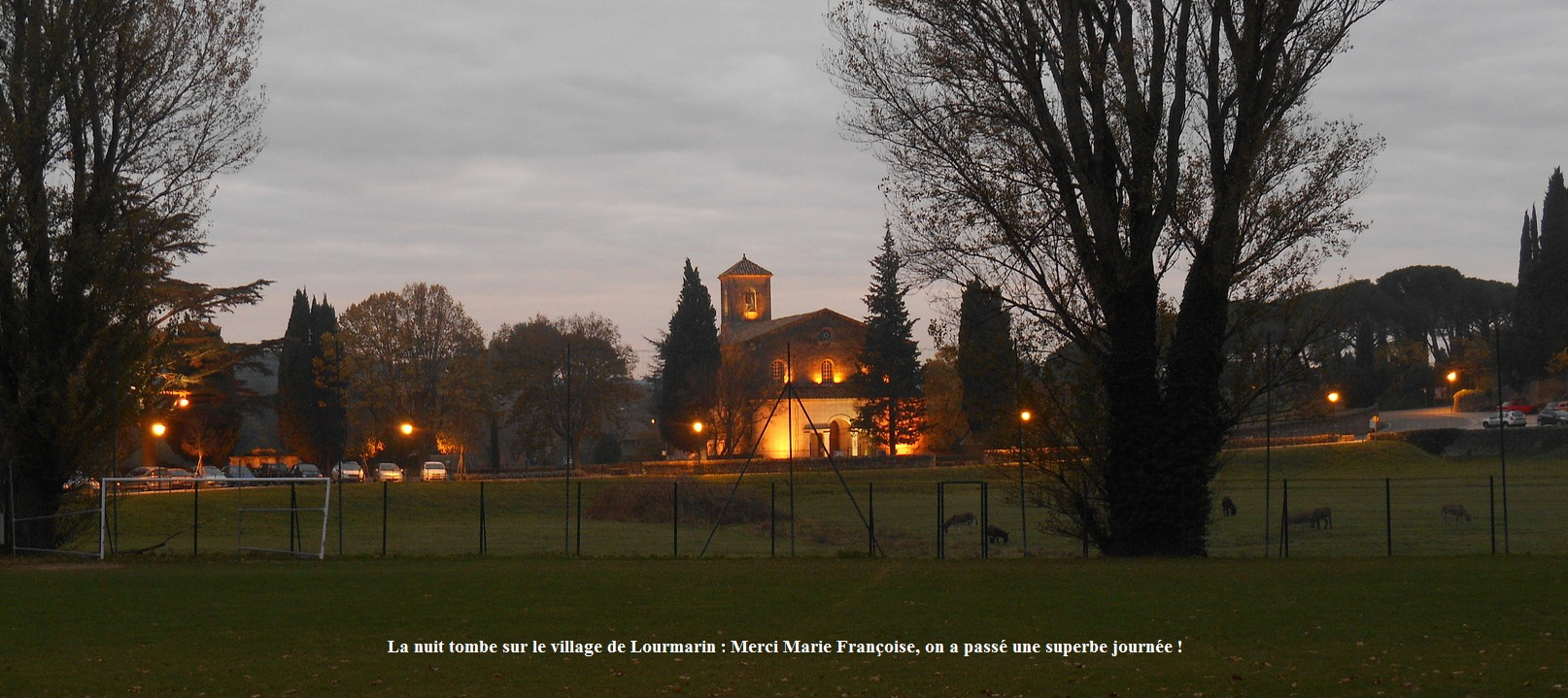La nuit tombe sur le village de Lourmarin : Merci Marie Franoise, on a pass une superbe journe !