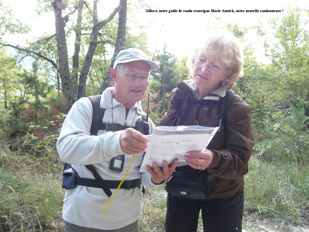 Gilbert, notre guide de rando renseigne Marie Annick, notre nouvelle randonneuse !