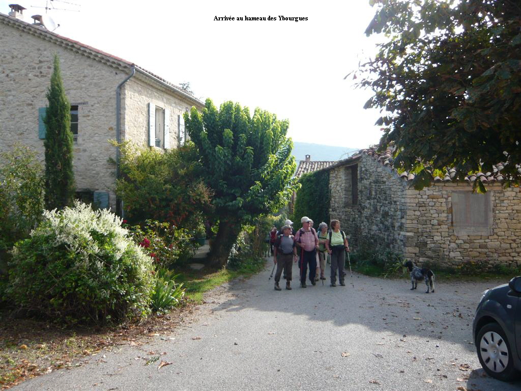 Arrive au hameau des Ybourgues