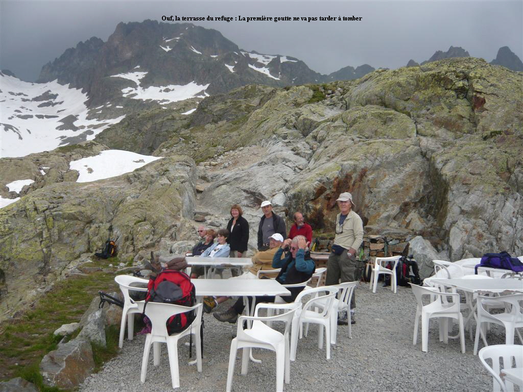 Ouf, la terrasse du refuge : La premire goutte ne va pas tarder  tomber