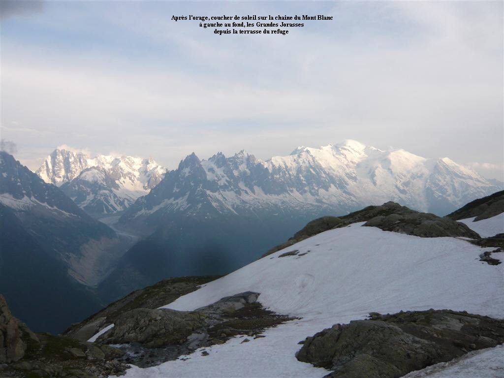 Aprs l'orage, coucher de soleil sur la chaine du Mont Blanc
 gauche au fond, les Grandes Jorasses
depuis la terrasse du refuge