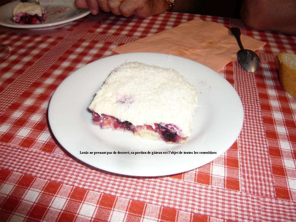 Louis ne prenant pas de dessert, sa portion de gteau est l'objet de toutes les convoitises