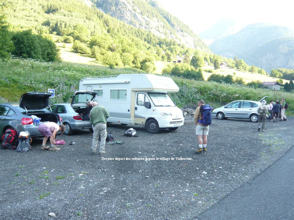 Dernier dpart des voitures depuis le village de Vallorcine.