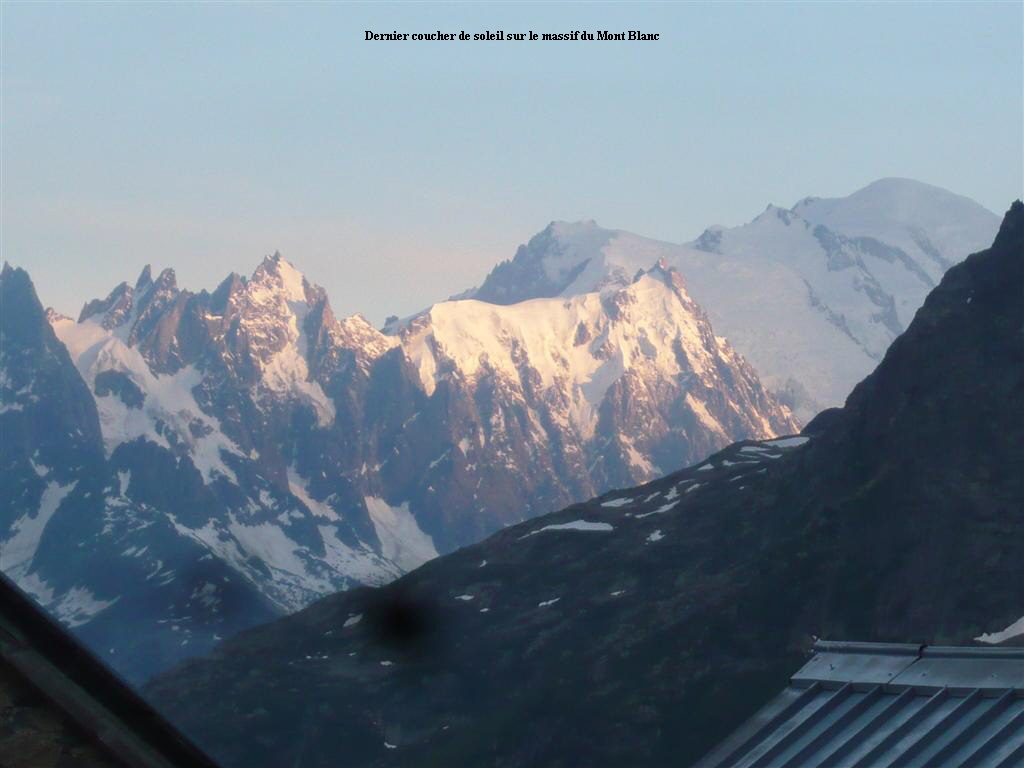 Dernier coucher de soleil sur le massif du Mont Blanc