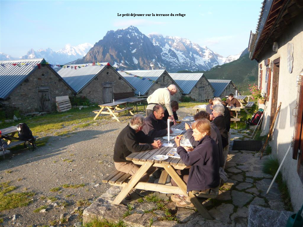 Le petit djeuner sur la terrasse du refuge