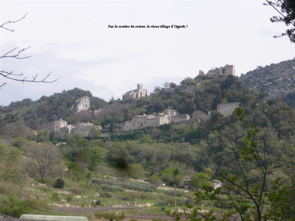 Sur le sentier du retour, le vieux village d'Oppede !