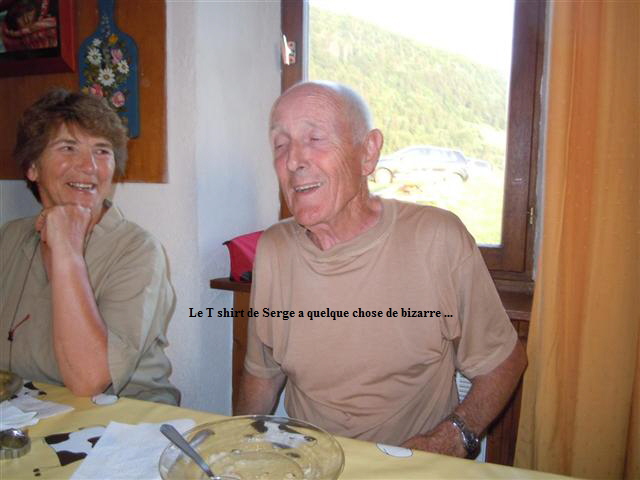 Le T shirt de Serge a quelque chose de bizarre ...
