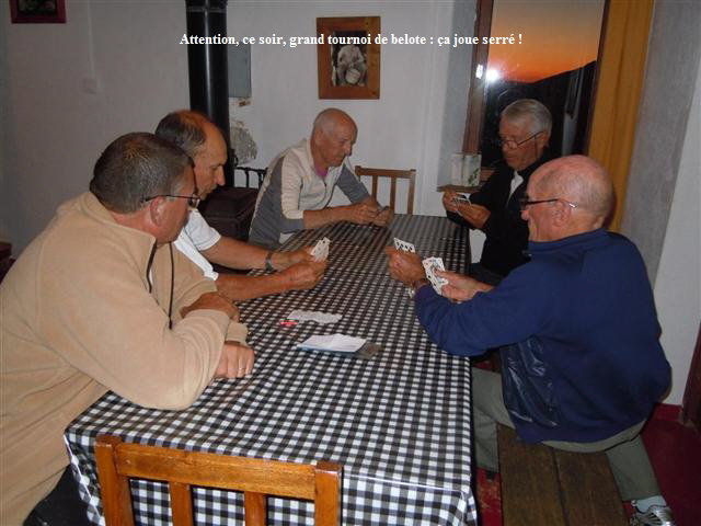 Attention, ce soir, grand tournoi de belote : a joue serr !