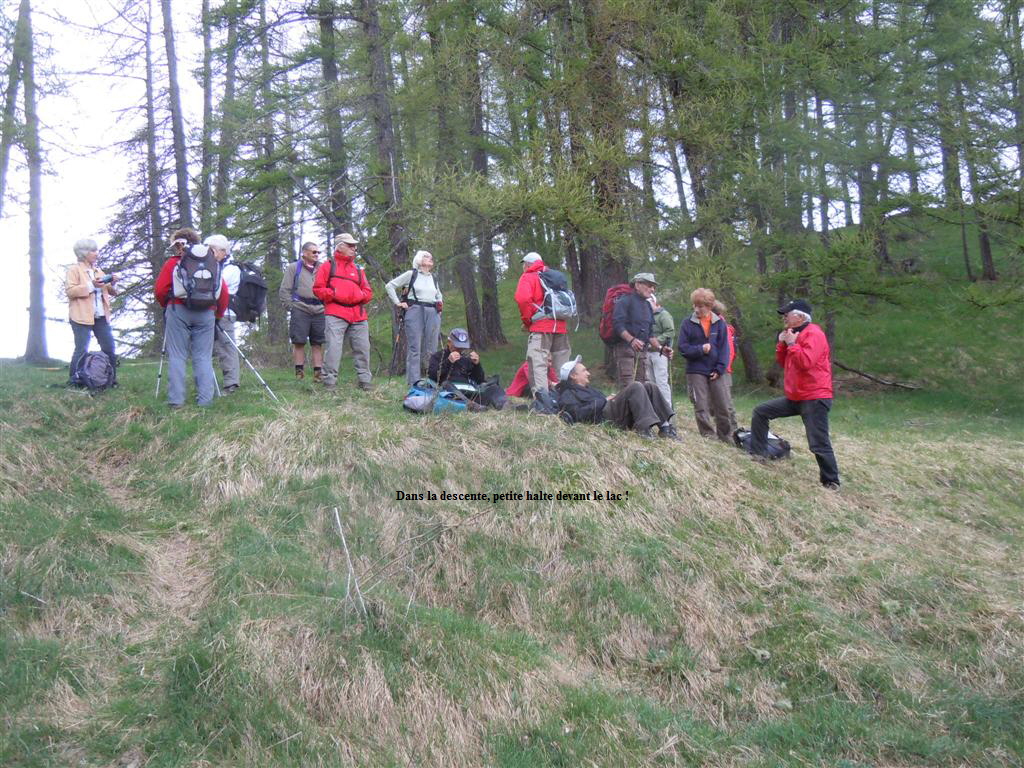 Dans la descente, petite halte devant le lac !