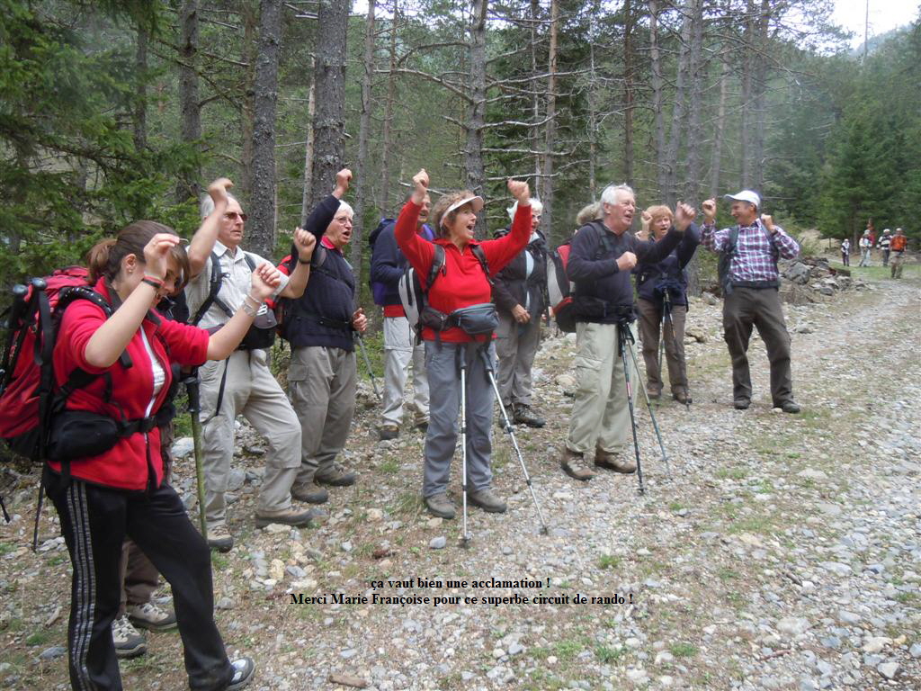 a vaut bien une acclamation !
Merci Marie Franoise pour ce superbe circuit de rando !