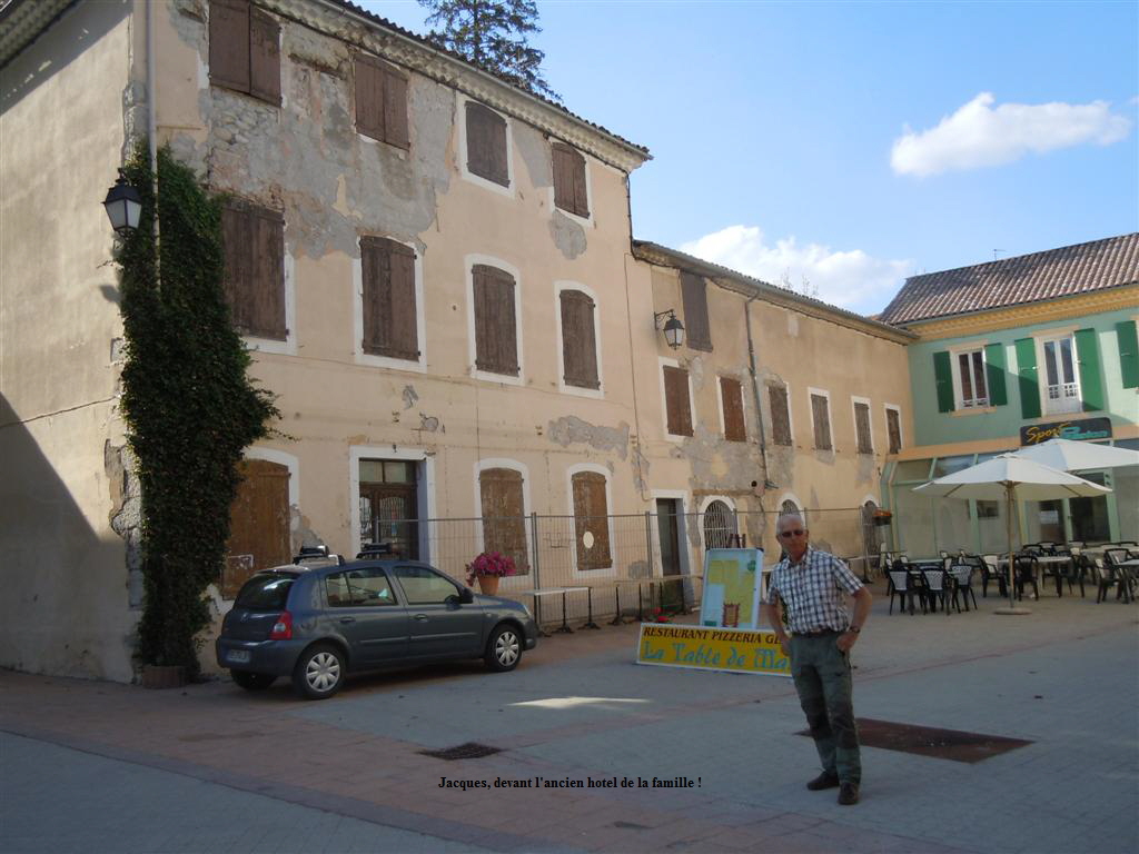 Jacques, devant l'ancien hotel de la famille !