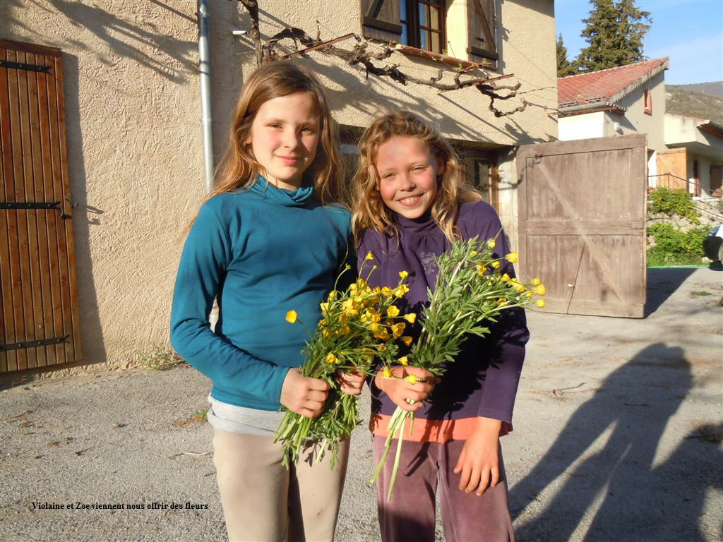 Violaine et Zoe viennent nous offrir des fleurs