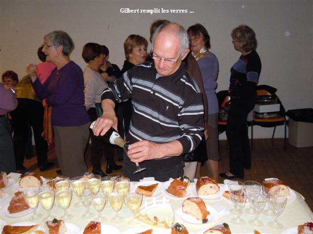 Gilbert remplit les verres ...