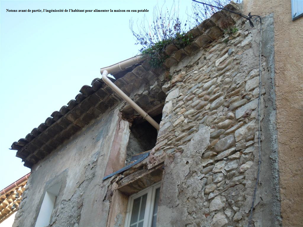 Notons avant de partir, l'ingniosit de l'habitant pour alimenter la maison en eau potable