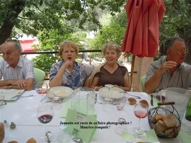 Jeanette est ravie de se faire photographier !
Maurice compatit !