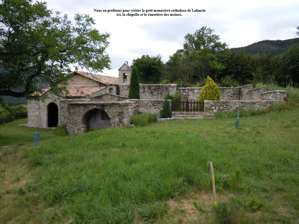 Nous en profitons pour visiter le petit monastre orthodoxe de Lafaurie
ici, la chapelle et le cimetire des moines.