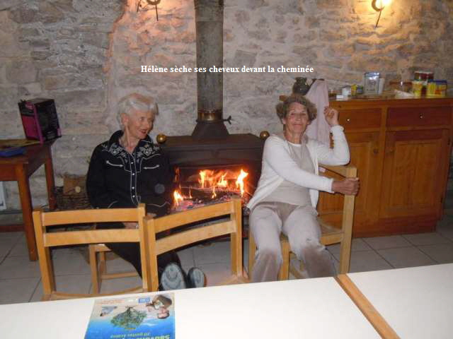 Hlne sche ses cheveux devant la chemine