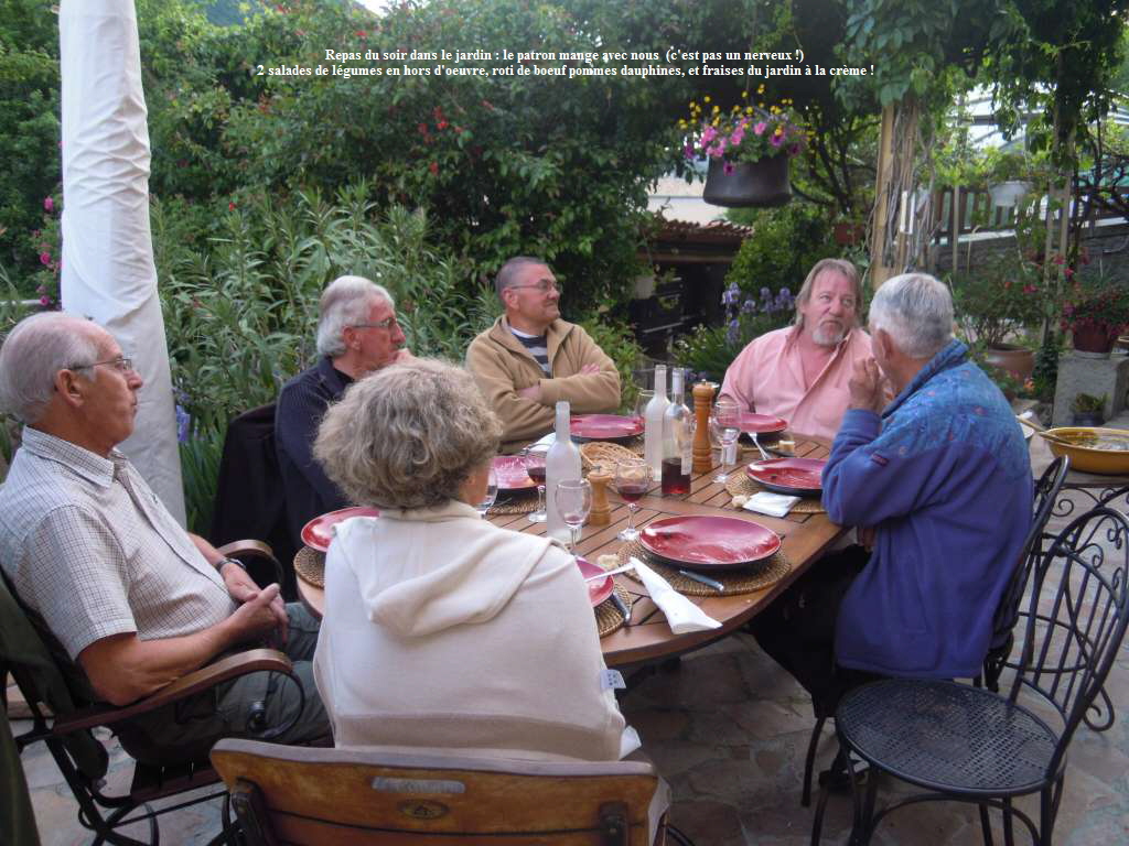 Repas du soir dans le jardin : le patron mange avec nous  (c'est pas un nerveux !)
2 salades de lgumes en hors d'oeuvre, roti de boeuf pommes dauphines, et fraises du jardin  la crme !