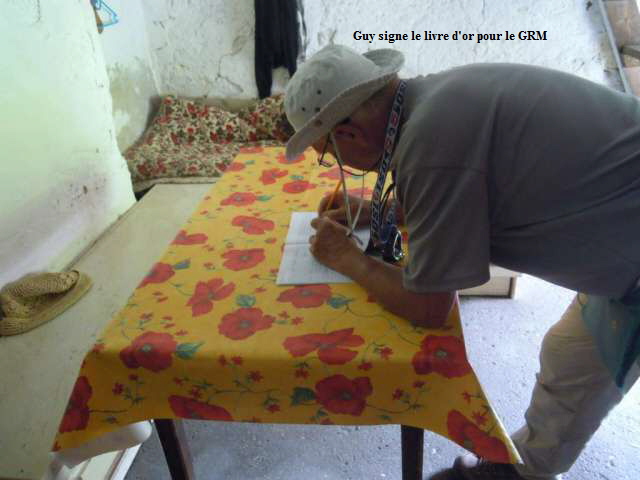 Guy signe le livre d'or pour le GRM