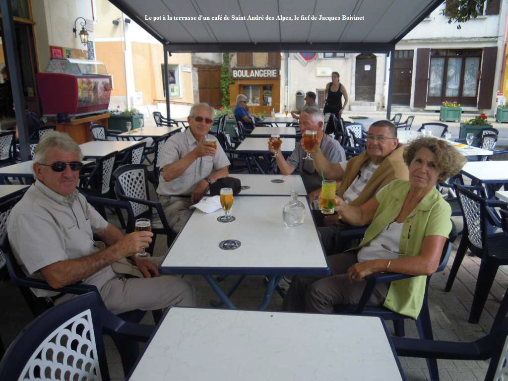 Le pot  la terrasse d'un caf de Saint Andr des Alpes, le fief de Jacques Boivinet