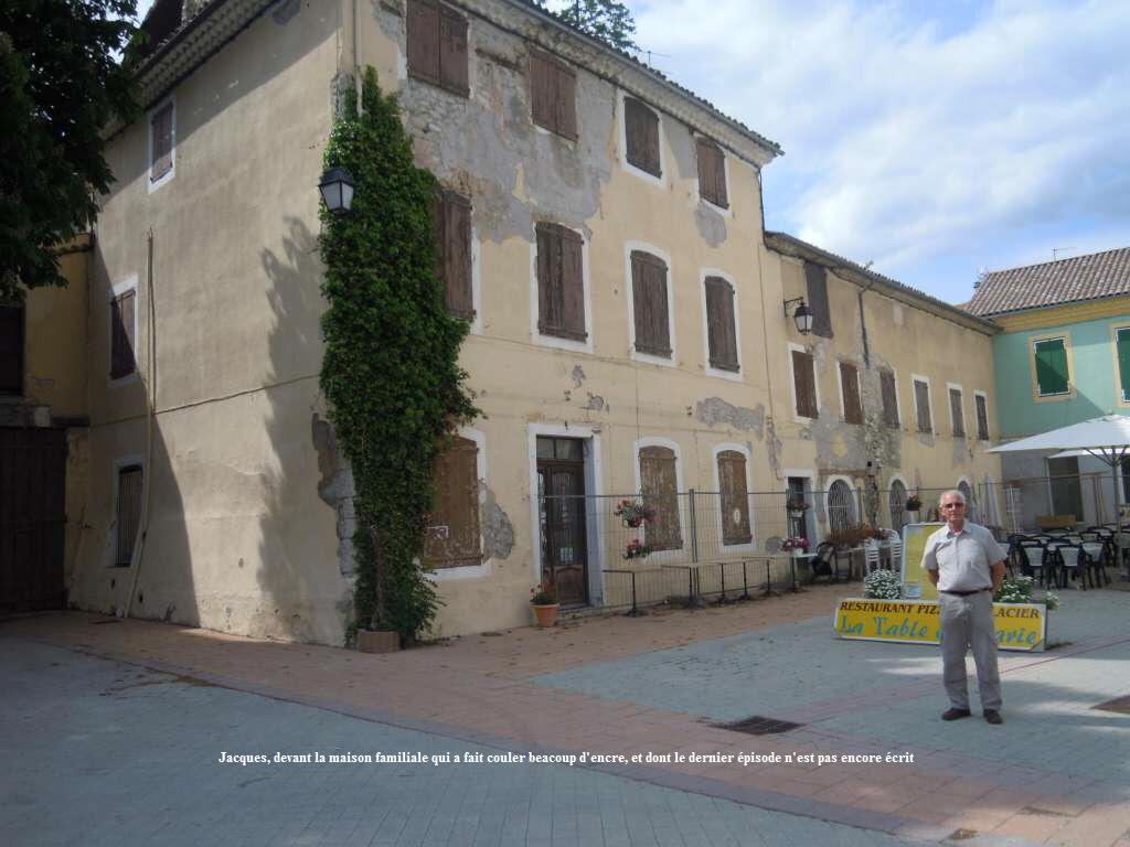 Jacques, devant la maison familiale qui a fait couler beacoup d'encre, et dont le dernier pisode n'est pas encore crit