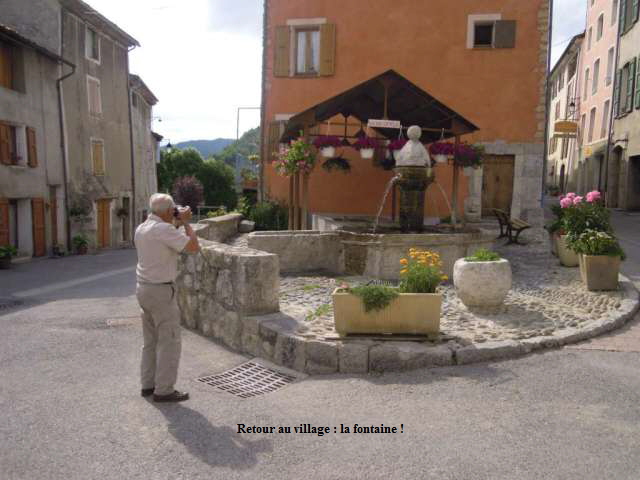 Retour au village : la fontaine !