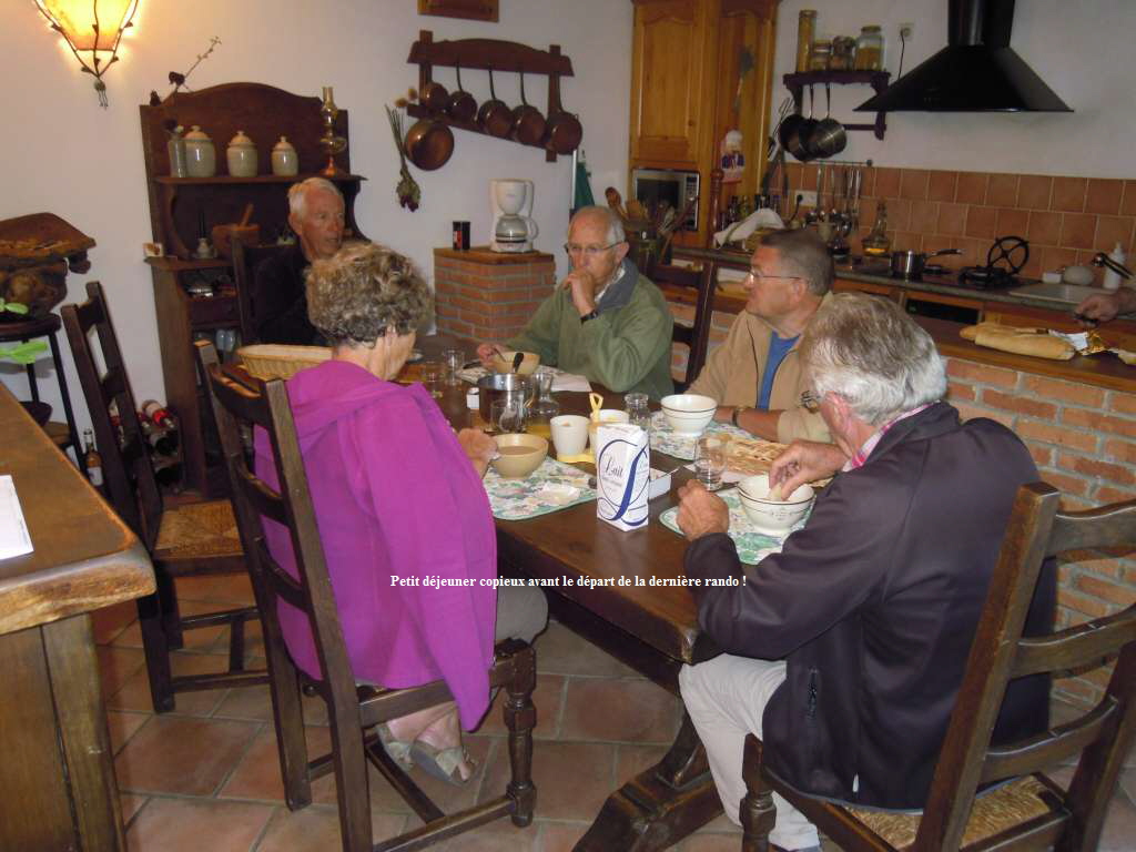 Petit djeuner copieux avant le dpart de la dernire rando !