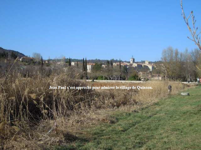 Jean Paul s'est approch pour admirer le village de Quinson.