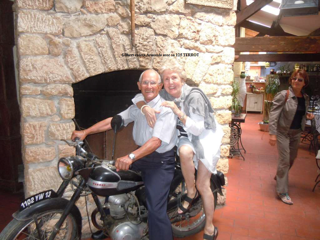 Gilbert enlve Armande avec sa 125 TERROT
