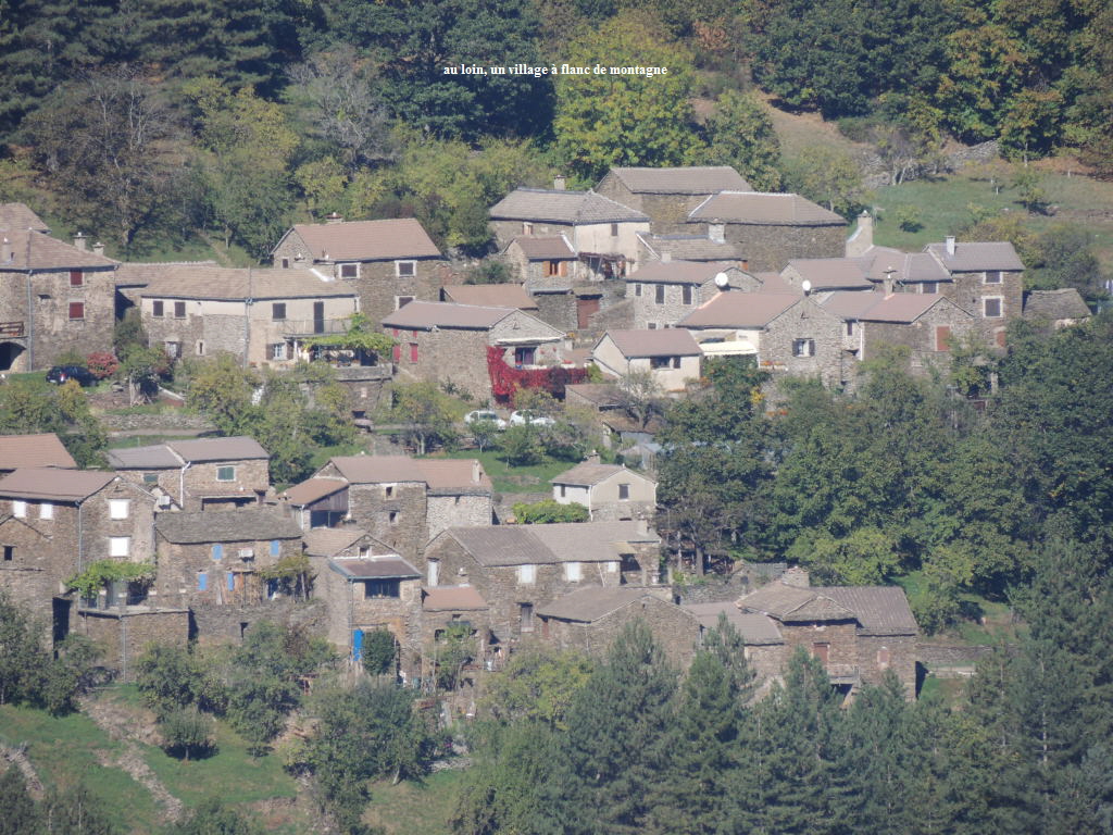 au loin, un village  flanc de montagne