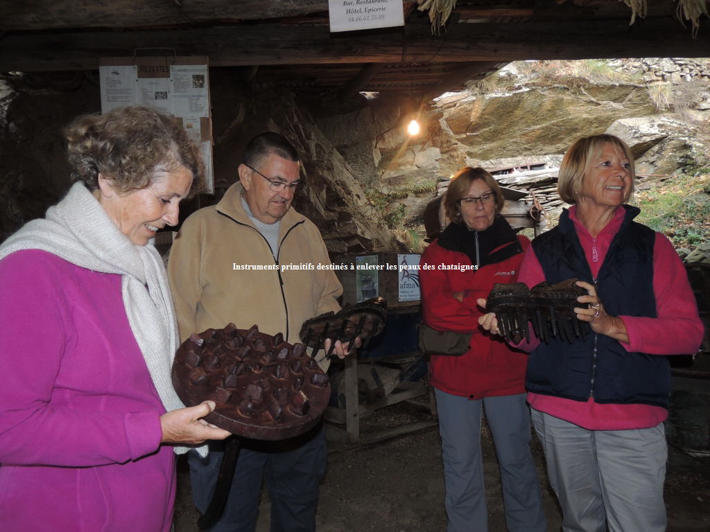 Instruments primitifs destins  enlever les peaux des chataignes