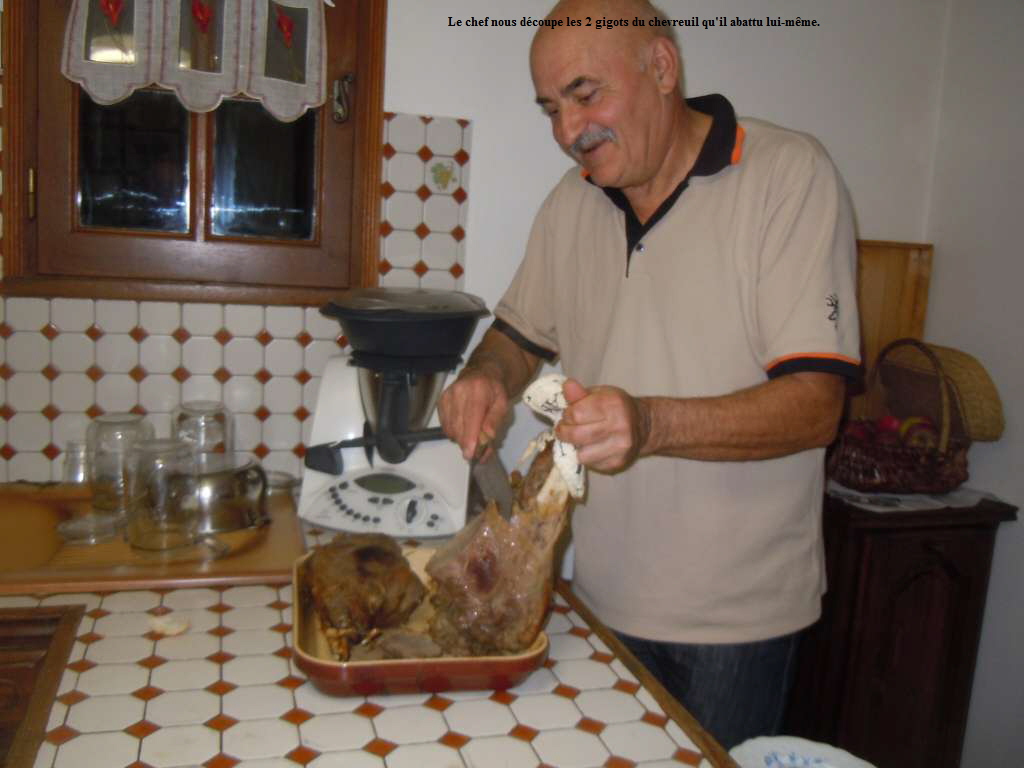 Le chef nous dcoupe les 2 gigots du chevreuil qu'il abattu lui-mme.
