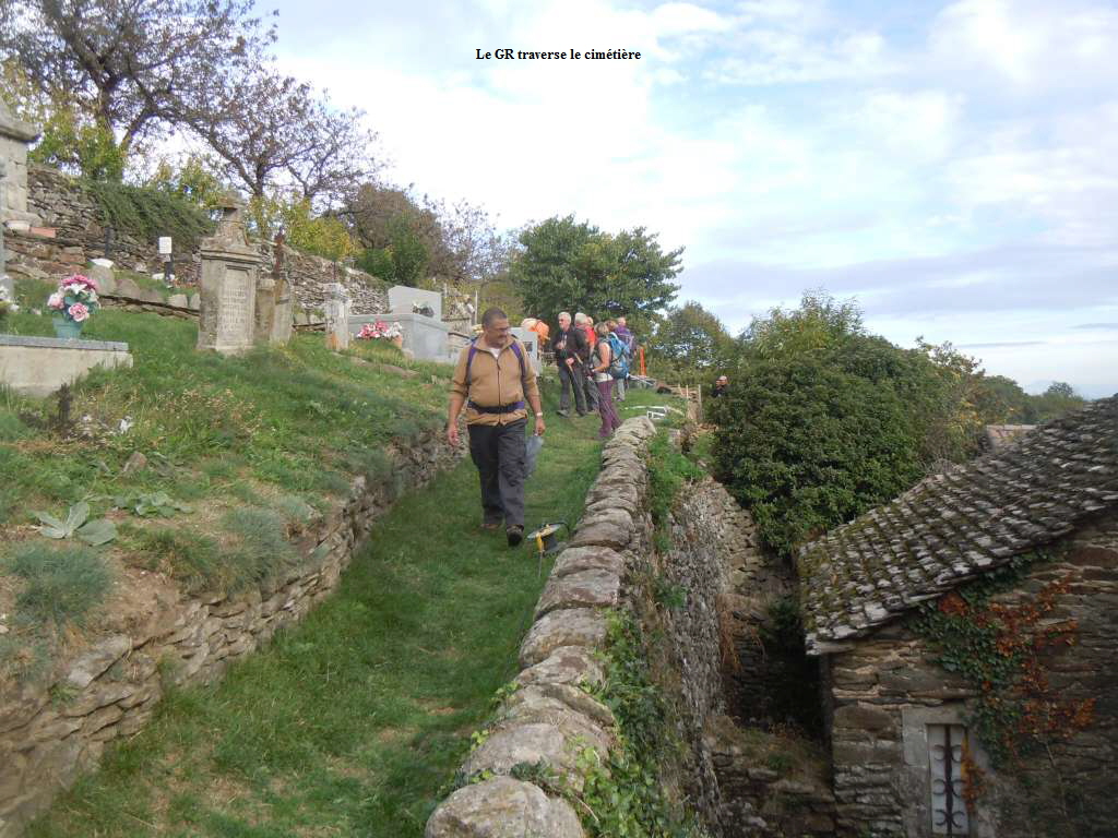Le GR traverse le cimtire