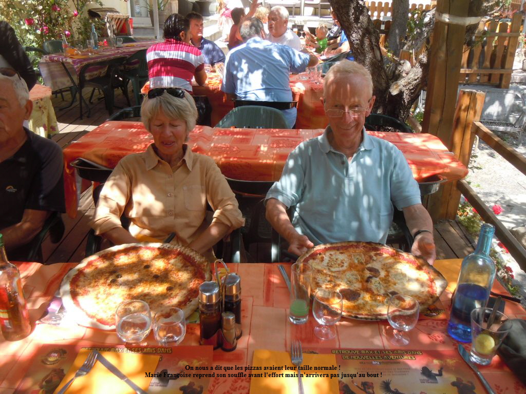 On nous a dit que les pizzas avaient leur taille normale !
Marie Franoise reprend son souffle avant l'effort mais n'arrivera pas jusqu'au bout !