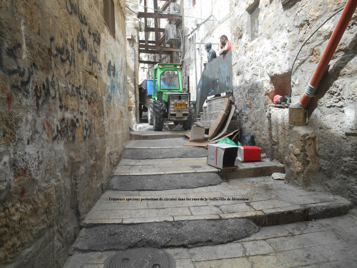 Tracteurs spciaux permettant de circuler dans les rues de la vieille ville de Jrusalem