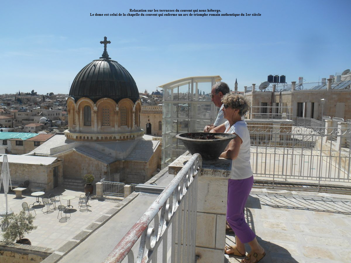 Relaxation sur les terrasses du couvent qui nous hberge.
Le dome est celui de la chapelle du couvent qui enferme un arc de triomphe romain authentique du 1er sicle